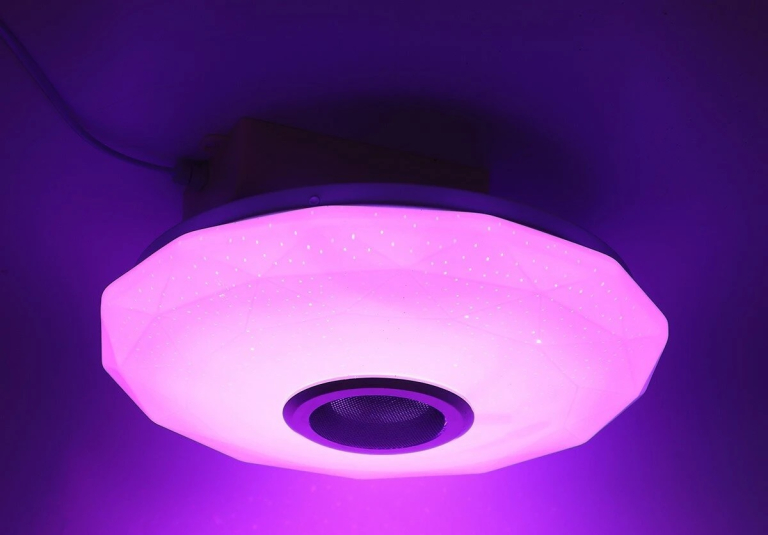 Olcsó, RGB-s mennyezeti lámpa, ami Bluetooth hangszóró is