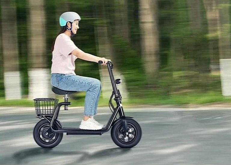 A Bogist M5 Pro egy robogó szerű roller