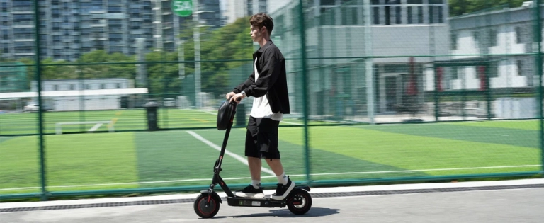 Kezdőknek ideális az iScooter i9 Max elektromos roller