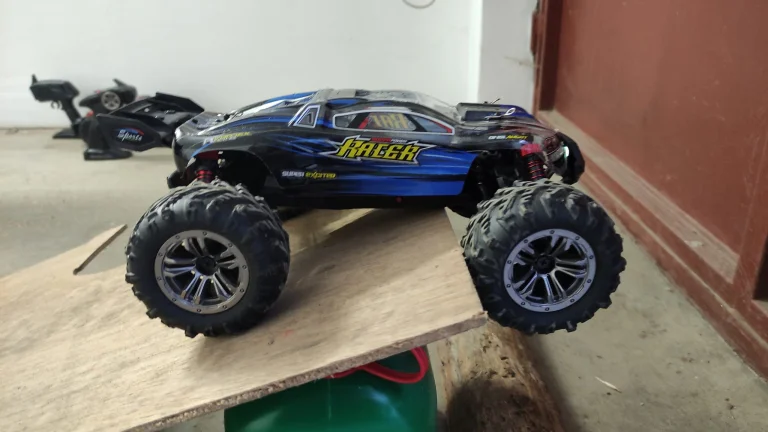 Prueba 08 de los coches de control remoto Xinlehong Spirit y Eachine EAT31