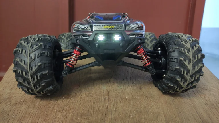 Prueba 08 de los coches de control remoto Xinlehong Spirit y Eachine EAT32