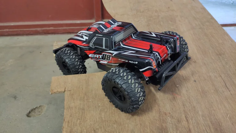 Prueba 08 de los coches de control remoto Xinlehong Spirit y Eachine EAT14