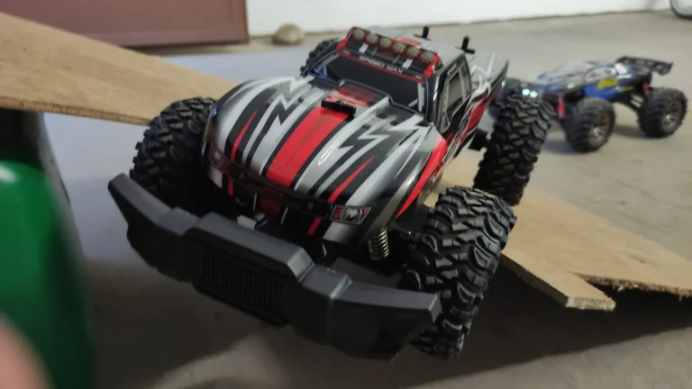 Prueba 08 de los coches de control remoto Xinlehong Spirit y Eachine EAT15
