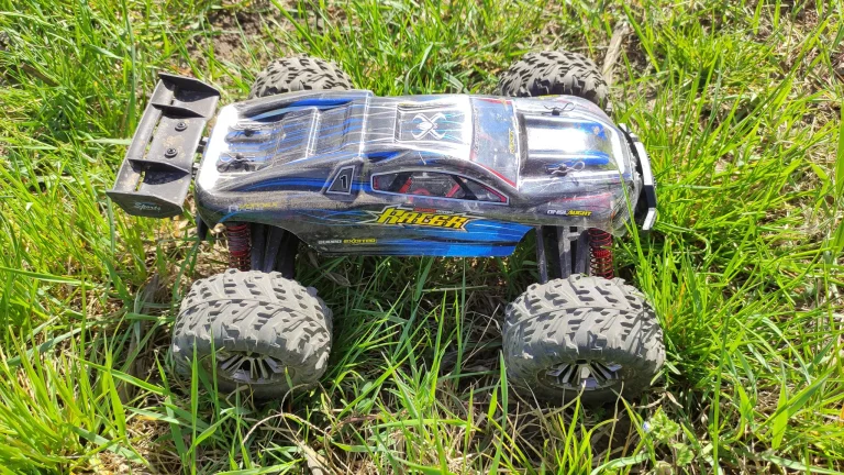 Prueba 08 de los coches de control remoto Xinlehong Spirit y Eachine EAT29