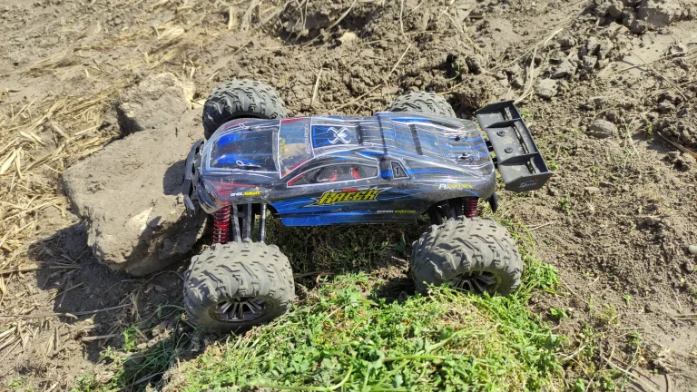 Prueba 08 de los coches de control remoto Xinlehong Spirit y Eachine EAT30