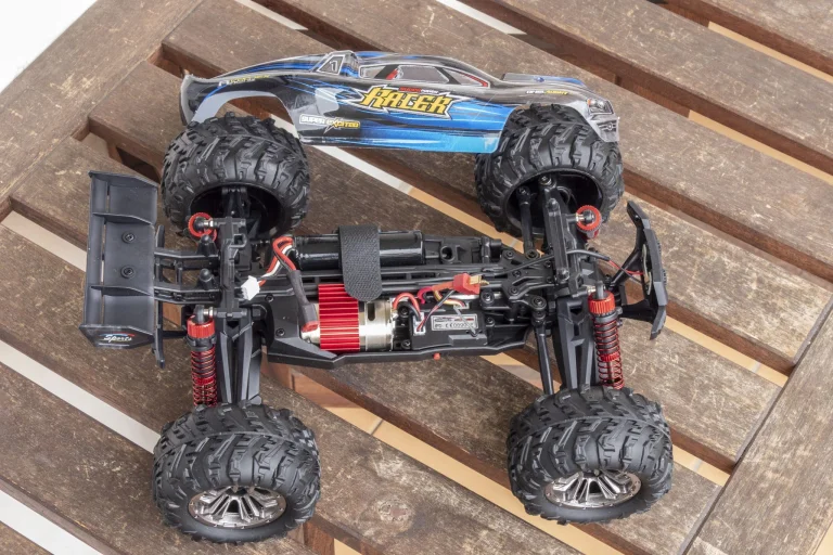 Prueba 08 de los coches de control remoto Xinlehong Spirit y Eachine EAT24