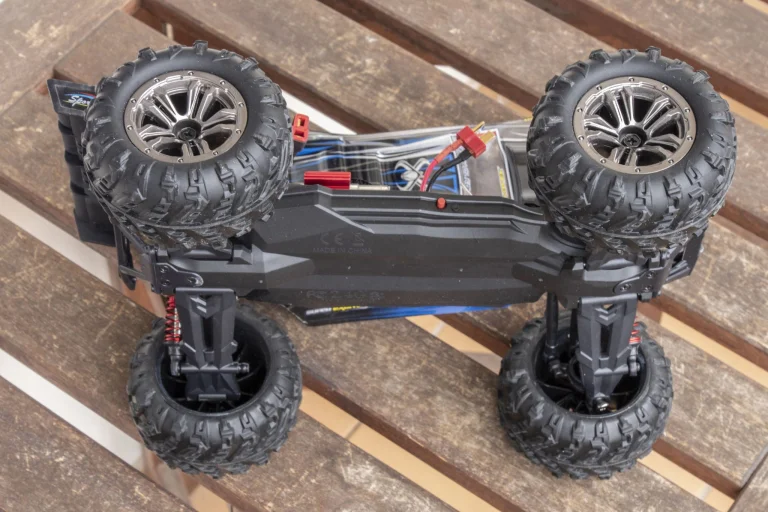 Prueba 08 de los coches de control remoto Xinlehong Spirit y Eachine EAT25