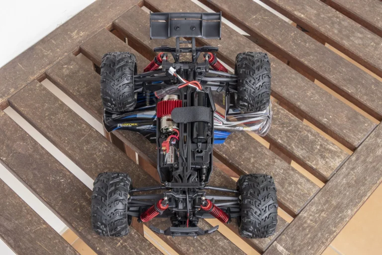 Prueba 08 de los coches de control remoto Xinlehong Spirit y Eachine EAT26