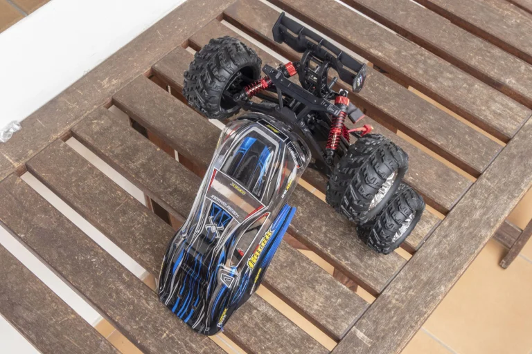 Prueba 08 de los coches de control remoto Xinlehong Spirit y Eachine EAT27
