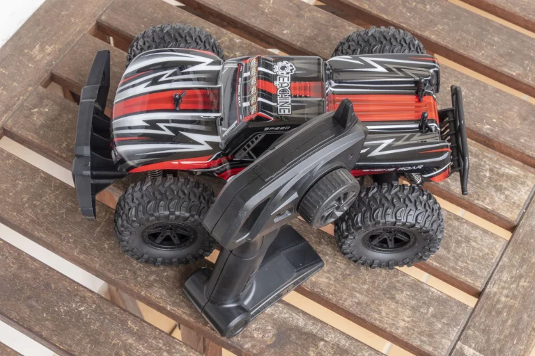 Prueba 08 de los coches de control remoto Xinlehong Spirit y Eachine EAT9