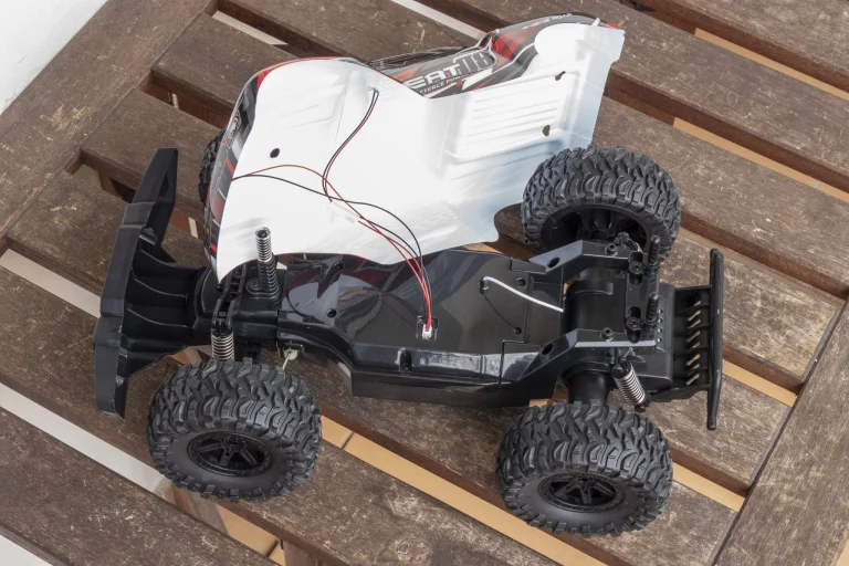 Prueba 08 de los coches de control remoto Xinlehong Spirit y Eachine EAT8