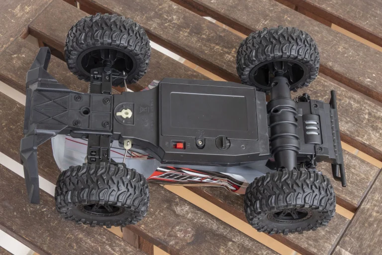 Prueba 08 de los coches de control remoto Xinlehong Spirit y Eachine EAT6