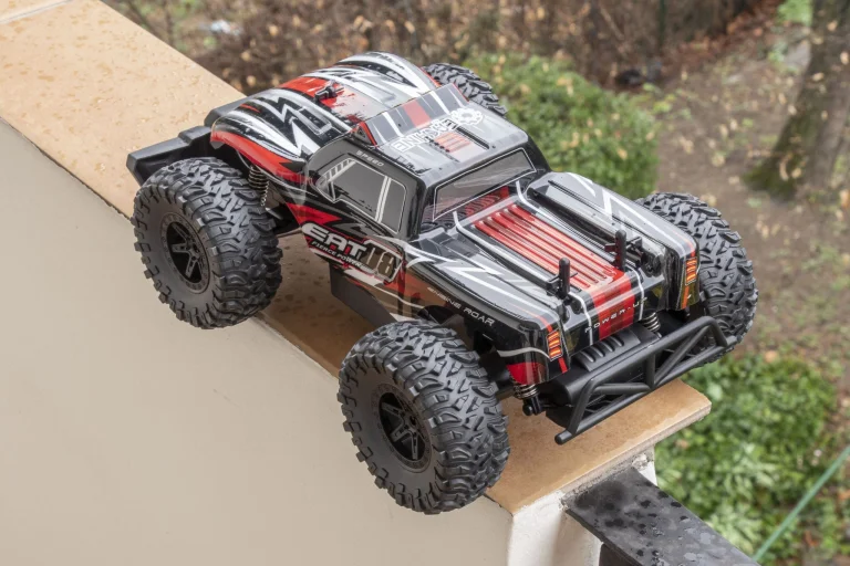 Prueba 08 de los coches de control remoto Xinlehong Spirit y Eachine EAT4