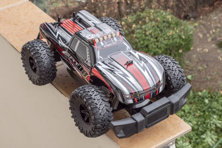 Prueba 08 de los coches de control remoto Xinlehong Spirit y Eachine EAT3